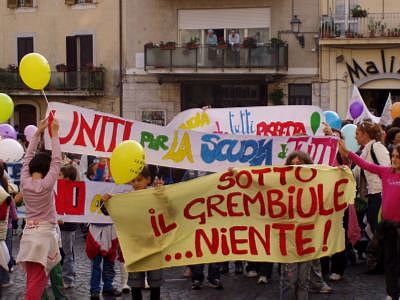 Velletri. Studenti in corteo contro il degrado delle scuole