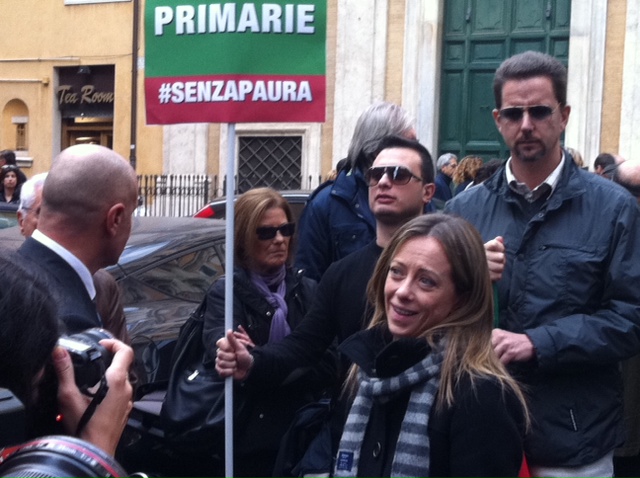 Primarie Pdl, sit in a via dell’Umiltà con la Meloni. Lollobrigida: “Per la Regione ho fatto richiesta di farle a gennaio”