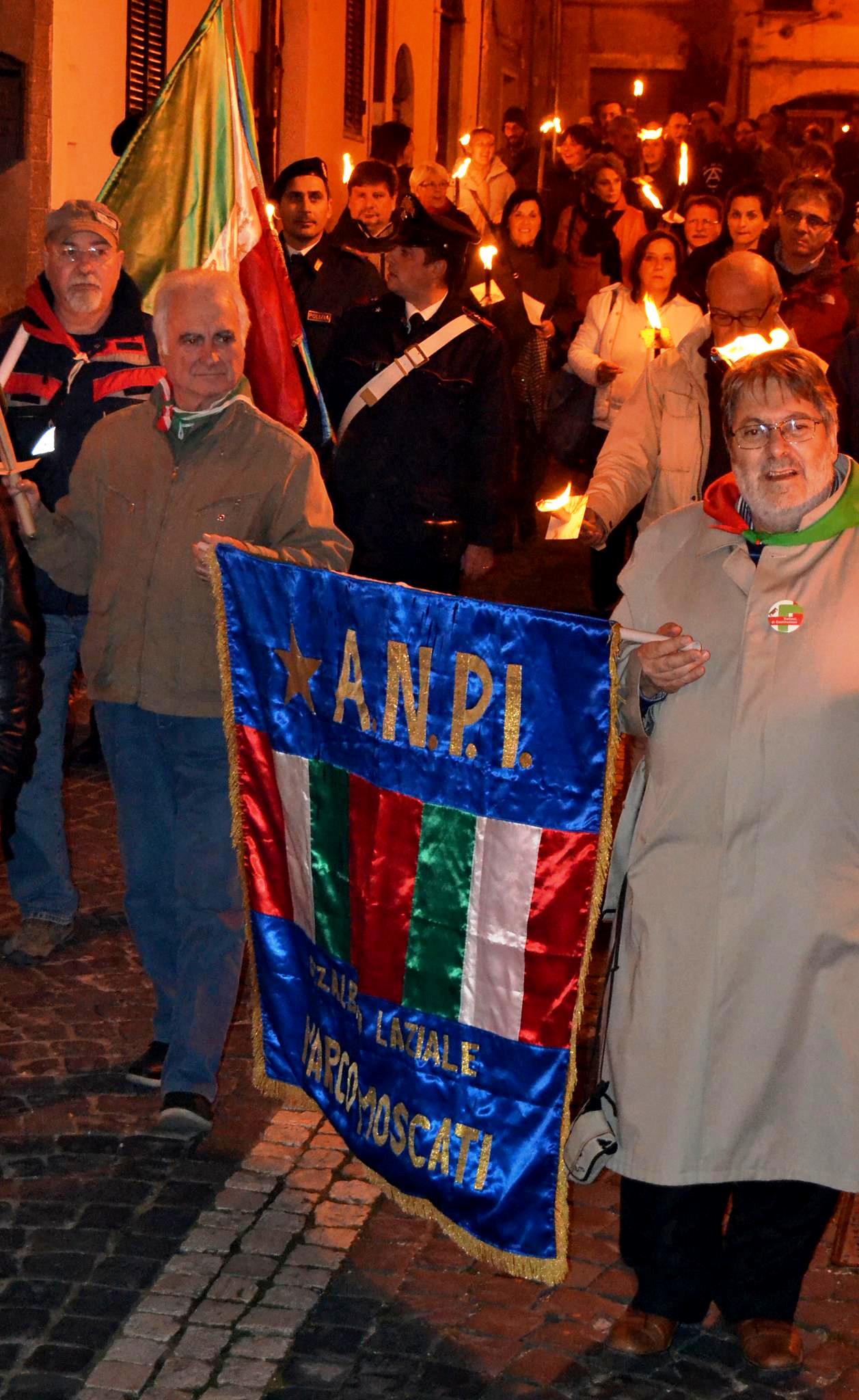 Valle dell’Aniene unita contro il sacrario a Graziani. In 500 alla fiaccolata