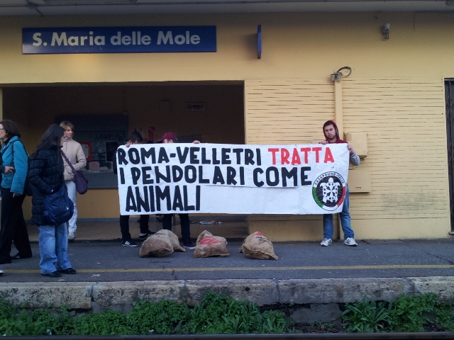Tratta Roma-Velletri “bestiale”, CasaPound porta sacchi di foraggio nelle stazioni