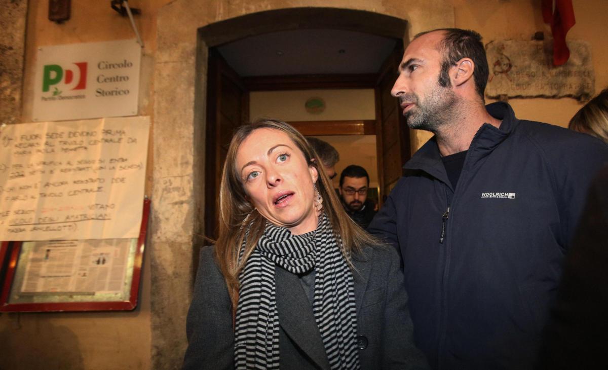 Primarie Pd, a Roma non bastano le schede. Giorgia Meloni fa visita alla sezione di via dei Giubbonari