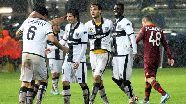 Mauri tiene a galla la Lazio. La Roma affonda a Parma