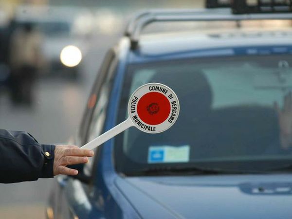 Ciampino. Fa un incidente col Suv dell’amico e prova a scappare. Fermato.
