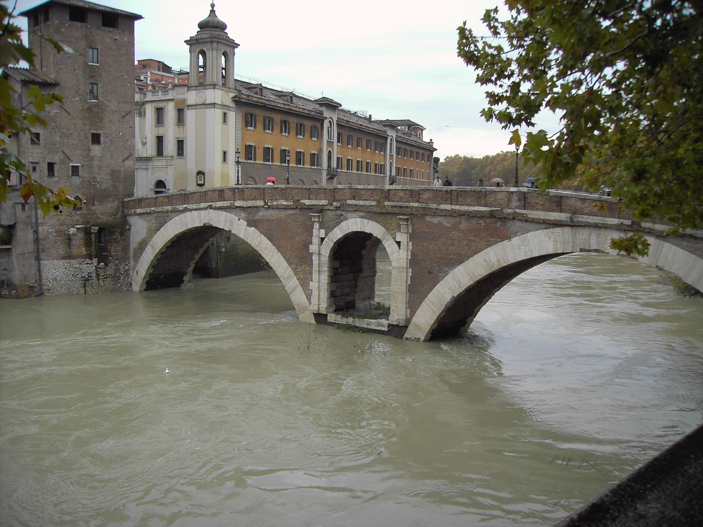 Tevere, arrivata in città l’ondata di piena: allagamenti e disagi a Roma Nord