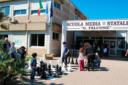 Anzio, terrorizzato dalle minacce non vuole più andare a scuola