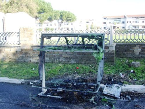 Vandali incendiano un cassonetto a Cerenova