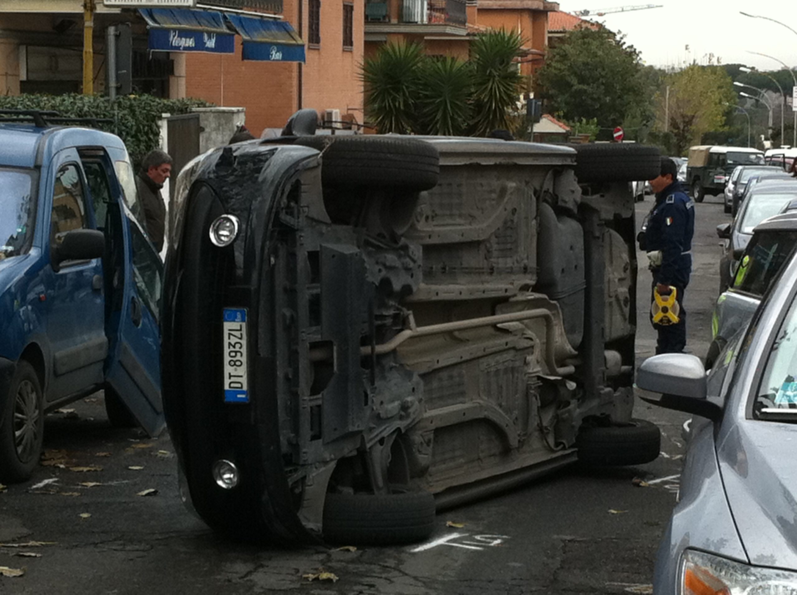Marino, auto si ribalta a Santa Maria delle Mole. Due feriti Marino, auto si ribalta a Santa Maria delle Mole. Due feriti