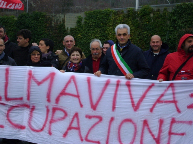 Il Sindaco di Monte Porzio Catone in strada con i lavoratori dei servizi nella sede distaccata del Miur