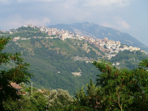 Bellegra circondata dagli incendi. La rabbia del sindaco