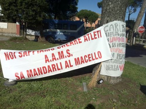 Capannelle, protesta degli opeatori a cavallo. Traffico in tilt