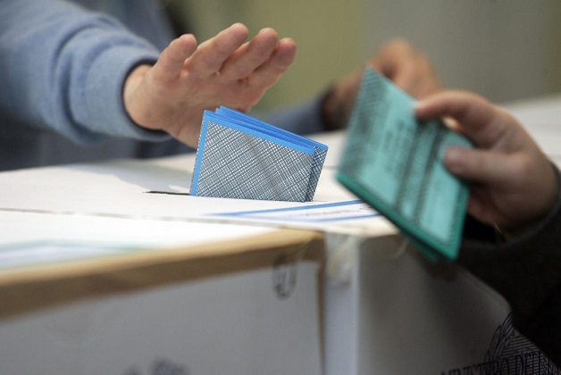 Ore 22: affluenza urne 53,93%
