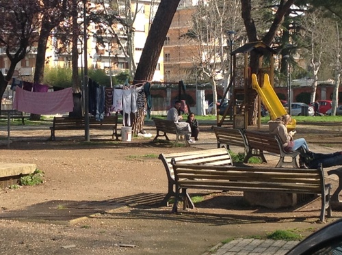 Nomadi stendono i panni al Parco Forlanini