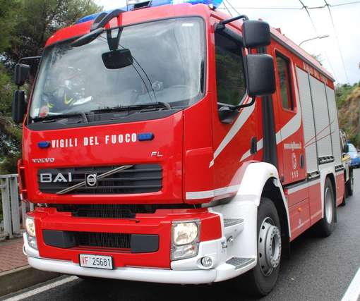 Ladispoli, divampa incendio vicino la stazione