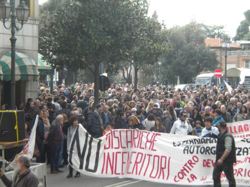 Nuovo SIT-IN del comitato NO INC sotto la sede del Comune di Albano