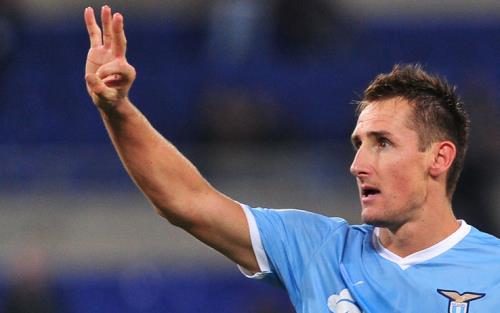 La “manita” di Klose e il lampo di Osvaldo: Lazio e Roma vanno