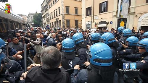 Manifestanti in Campidoglio tentano di sfondare cordone della Polizia