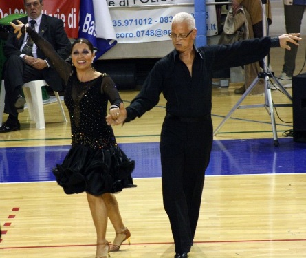 Coronavirus, arriva lo stop alla danza in coppia