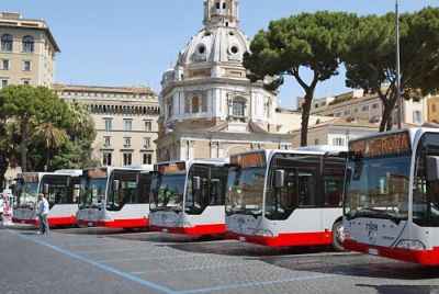 Roma, altro bus Atac a fuoco. Critiche a Roma Capitale