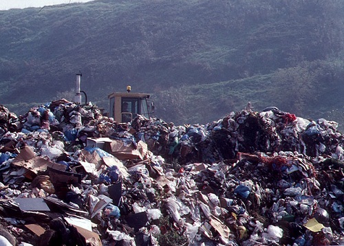 Rifiuti, cittadini e comitati dicono “no” alla discarica a Cava Covalca