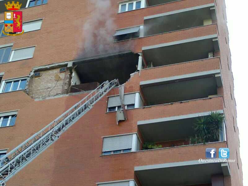 Prenestino, esplosione sventra palazzo in via Castello