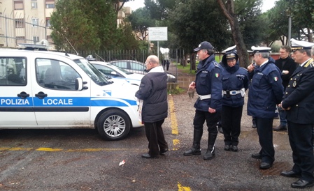 Ciampino, auto con nomadi a bordo scappa dal posto di blocco. Bloccata