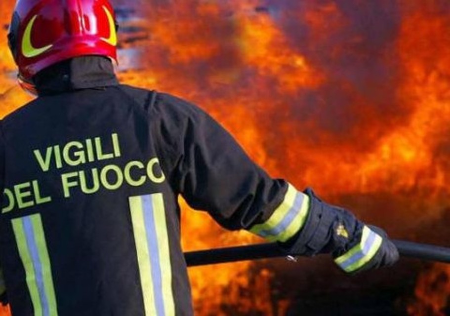 Fiamme nella notte in appartamento, polizia salva 4 persone tra cui un anziano di 78 anni