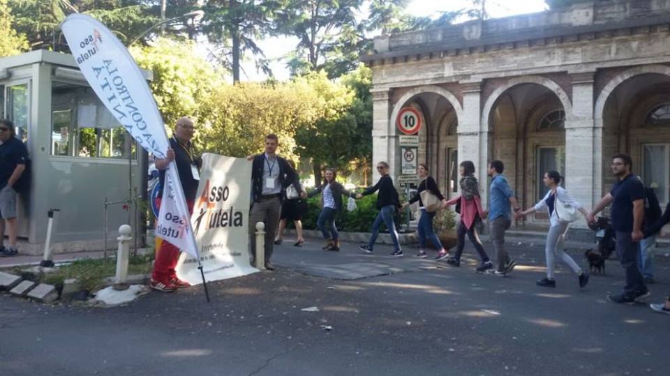 Forlanini, tanti cittadini e un girotondo per salvarlo