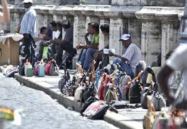Commercio illegale a Roma, parla un ‘abusivo’ di Piazza del Popolo