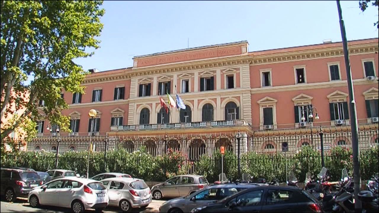 Pendolare del crimine ruba ai malati del Policlinico. Beccato