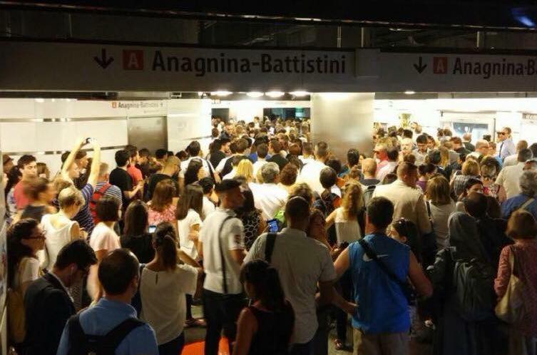 Disagi e ritardi su metro A e B: ancora odissea per i pendolari