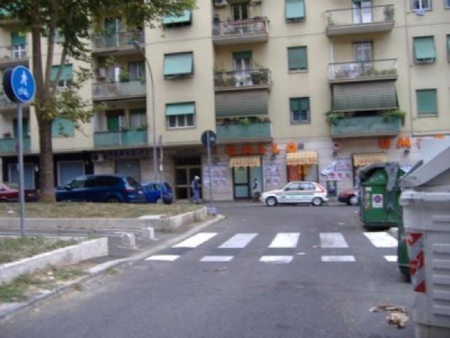“Marciapiedi in zona Furio Camillo nel completo degrado”