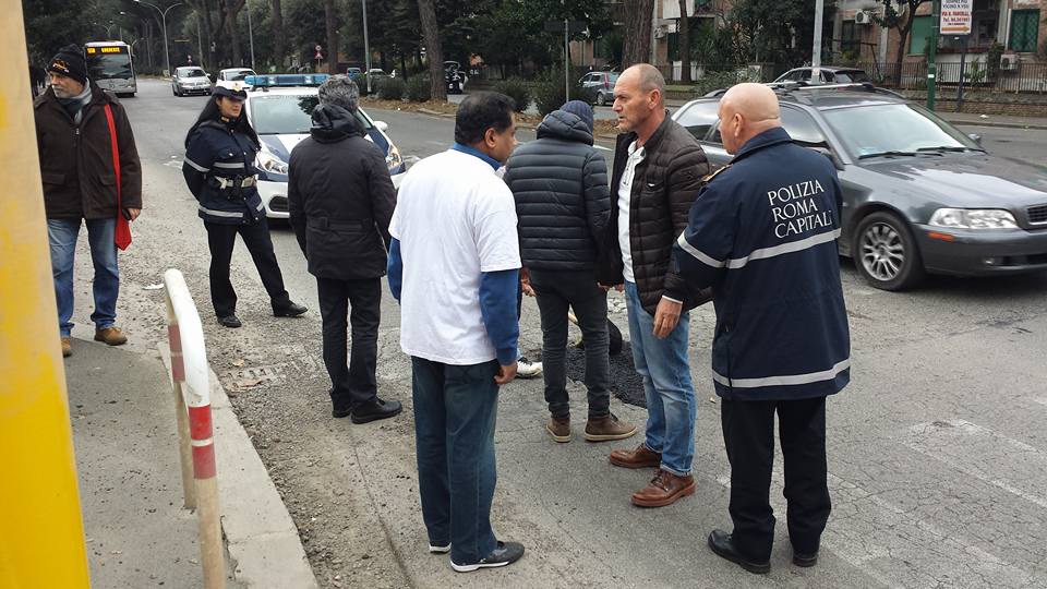 Il tour di “adotta una buca” a Viale dei Romanisti e Borghesiana