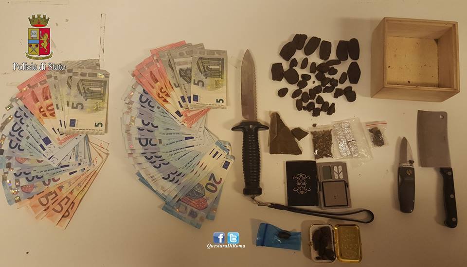 Roma, aprono la porta ai poliziotti con la droga tra le mani