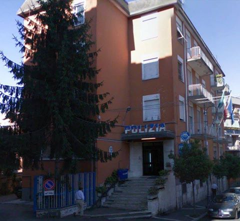 Va alla mensa dei poveri e ruba la giacca di un operatore