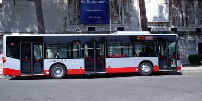 Atac, nuovo bus a fuoco. È polemica contro la Raggi