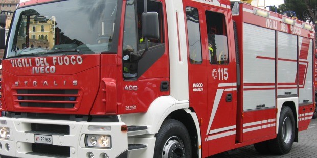 Roma-Nettuno, divampa incendio lungo i binari
