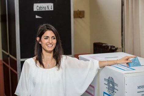 Roma, Assotutela contro Raggi: “è la sindaca del web”