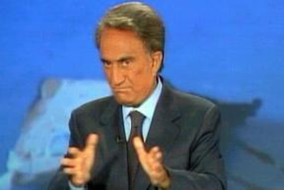 Emilio Fede canta in diretta per far auguri a Berlusconi