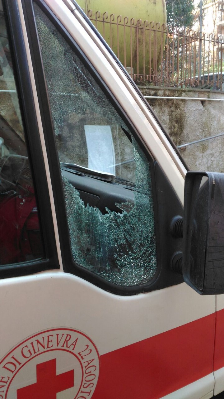 Atto di vandalismo alla Cri di Pomezia. “Comune intervenga”