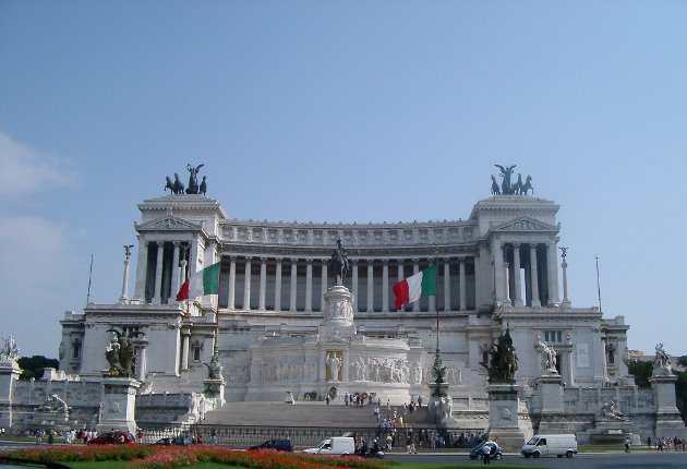 Restyling per l’albero di Natale di Piazza Venezia. L’ironia di cittadini e politica