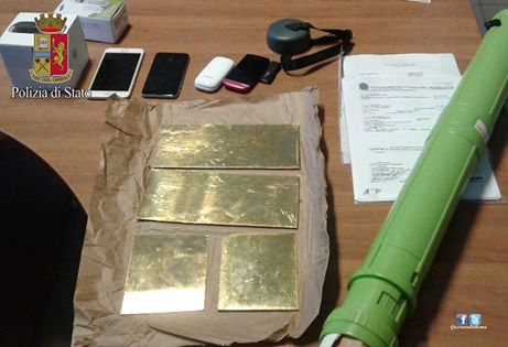 Marchio sfrenato, Polizia e GdF sequestrano 5 kg di oro e 3mila euro