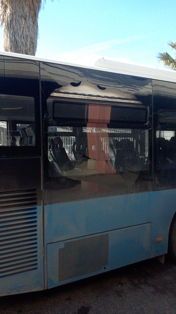 Sassi contro un bus Cotral sulla Pontina