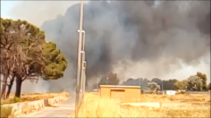 Nuovo devastante rogo al campo rom La Barbuta