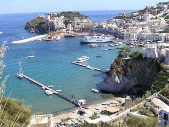 Crollano rocce in una cala a Ponza, tanta paura ma nessun ferito