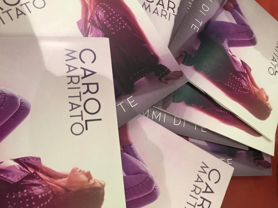 Carol Maritato presenta il suo nuovo singolo. Bagno di folla per lei