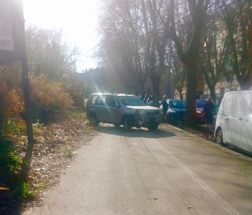 Paura per un incidente alla Magliana: suv investe pedone – FOTO