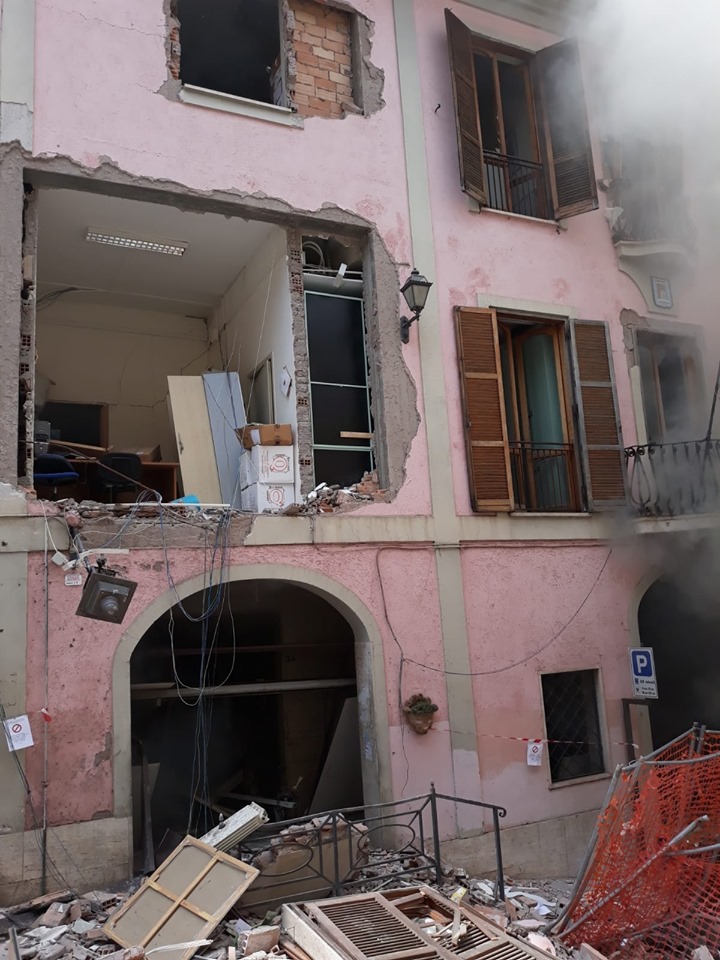 Paura e terrore a Rocca di Papa: esplosione in Comune – FOTO