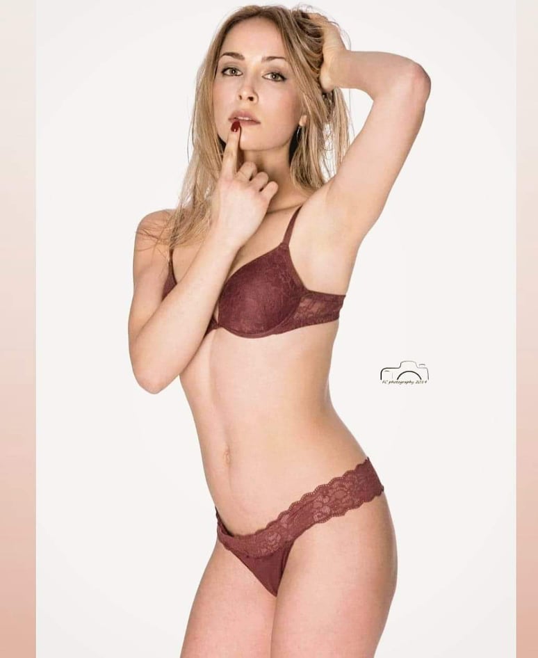L’INTERVISTA – Dalla politica alla moda: le foto di Serena Santurelli impazzano sul web