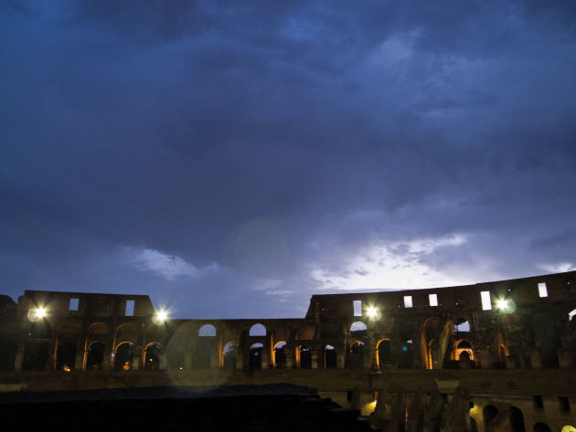 La Luna sul Colosseo 2020 e Roma si illumina