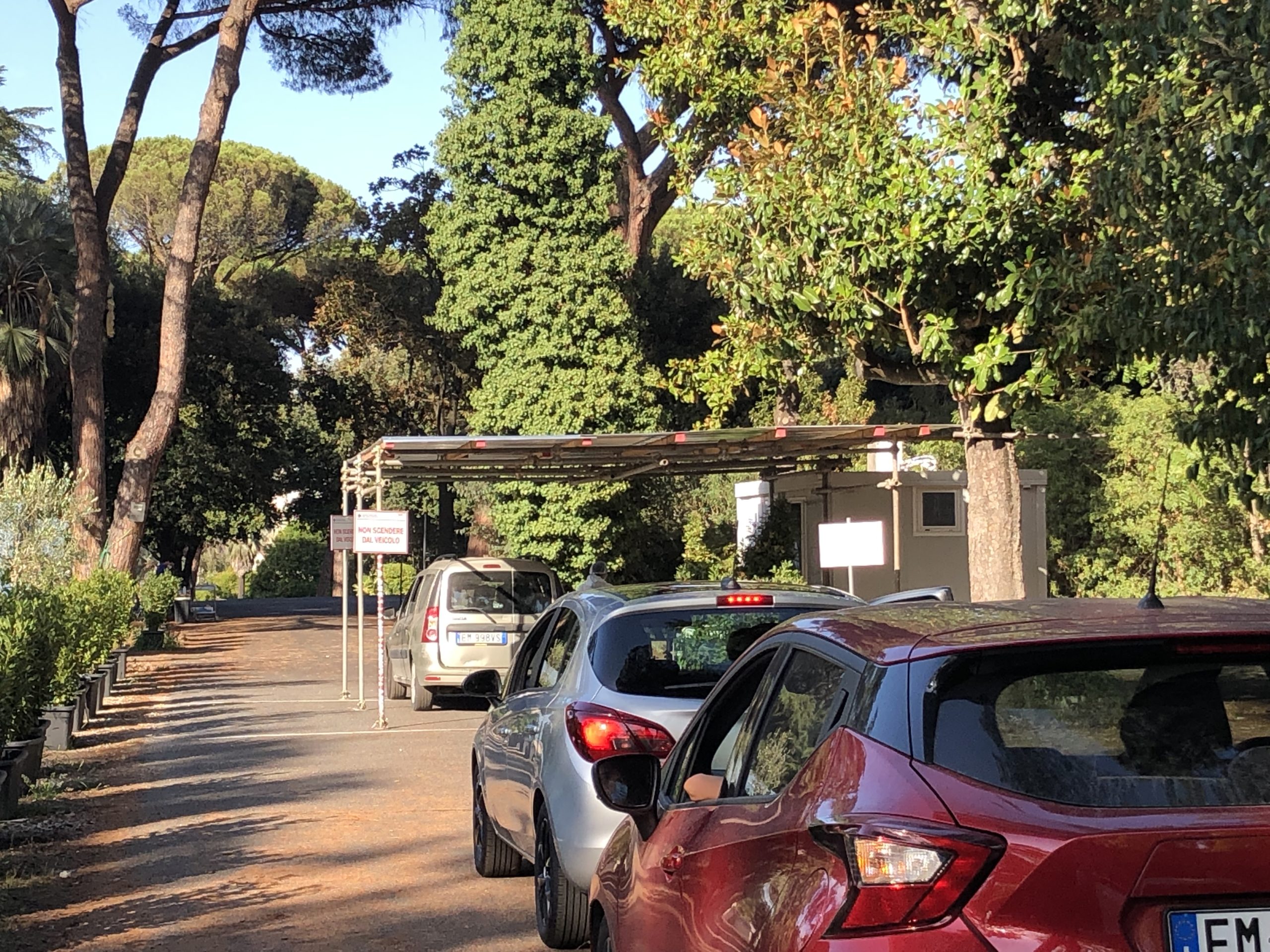Roma, è ansia Covid. Code per test nei drive-in e all’aeroporto di Fiumicino Roma, è ansia Covid. Code per test nei drive-in e all’aeroporto di Fiumicino